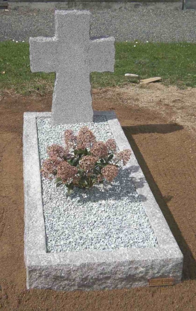 Ramella Graniti Tomba a terreno a spacco in Sienite con croce