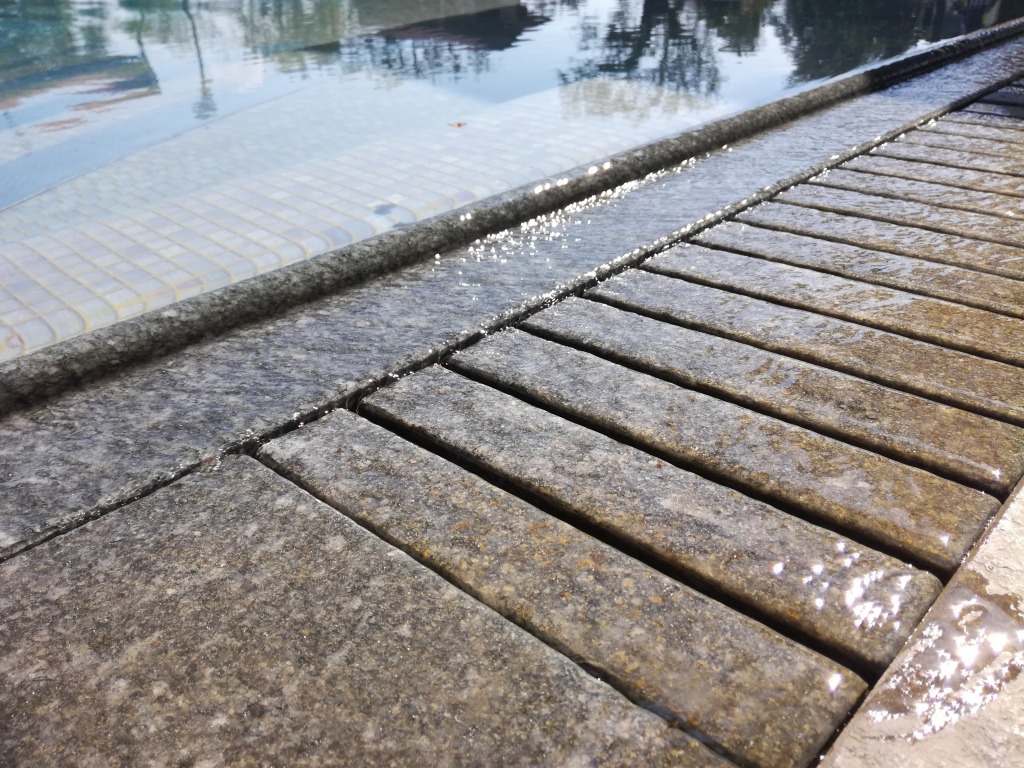 Ramella Graniti Sfioro the stone grate for the pool