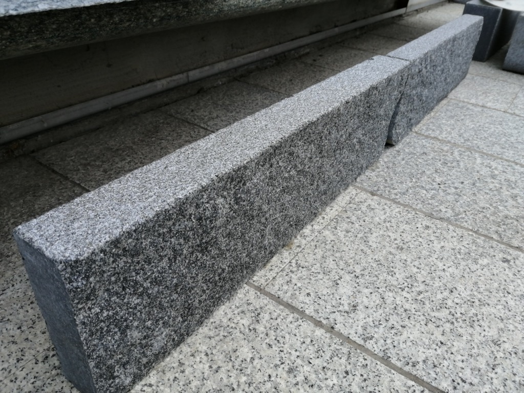 Ramella Graniti Cordoli a spacco verticale con piano granigliato