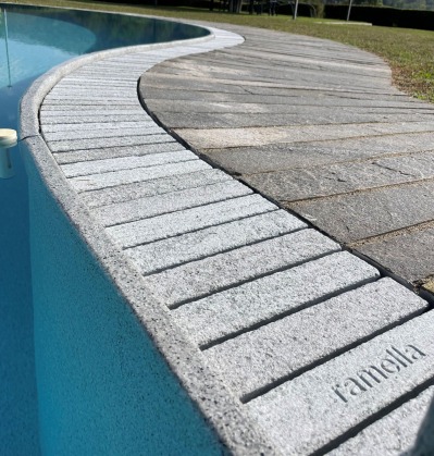 Ramella Graniti Sfioro the stone grate for the pool