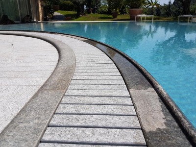 Ramella Graniti Flexible stone grate for Sfioro pool