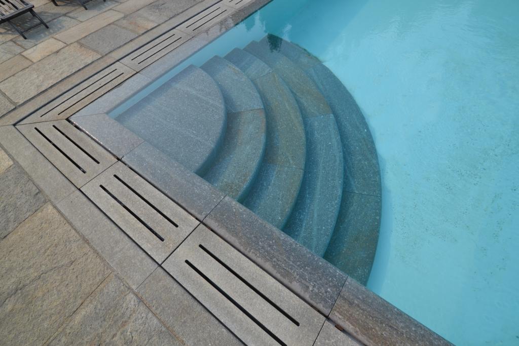 Ramella Graniti bordo piscina inclinato a sfioro