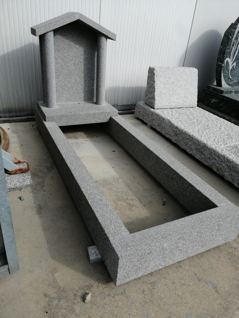 Ramella Graniti Tomba a terreno con testata tettuccio