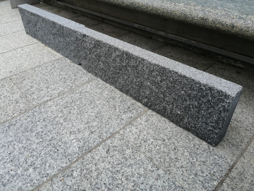 Ramella Graniti Cordoli a spacco verticale con piano granigliato