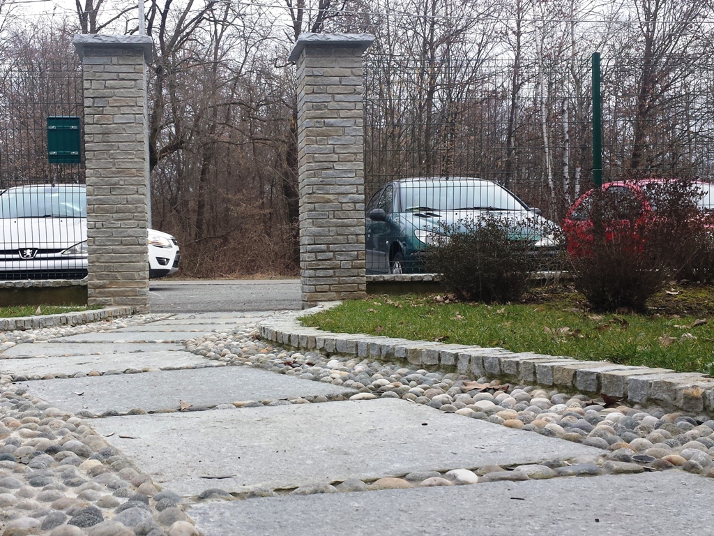 Ramella Graniti Quadrettoni Luserna a correre, piano a spacco naturale e coste rifilate a mano