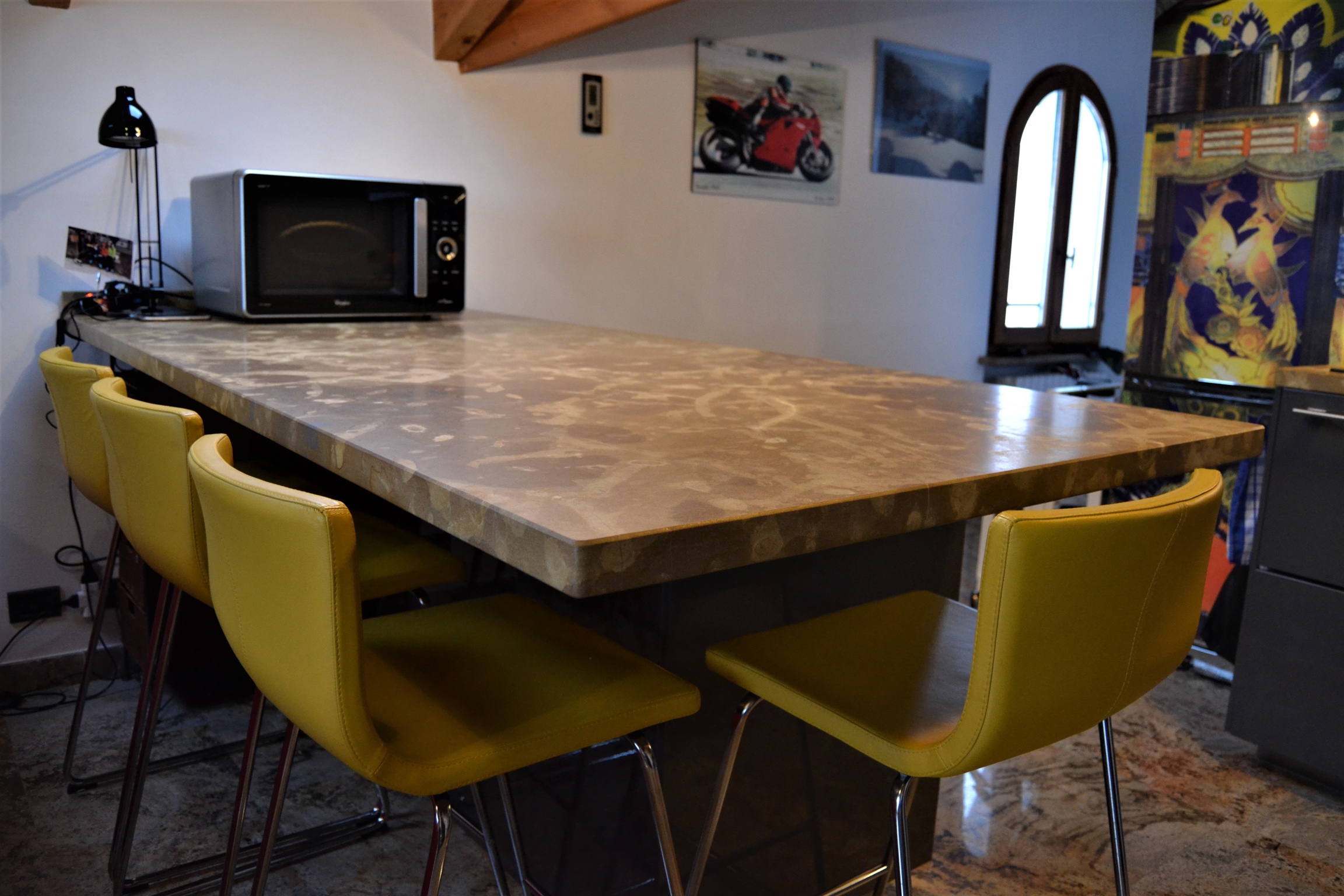 Ramella Graniti Piano cucina con penisola in Giallo Campidano.