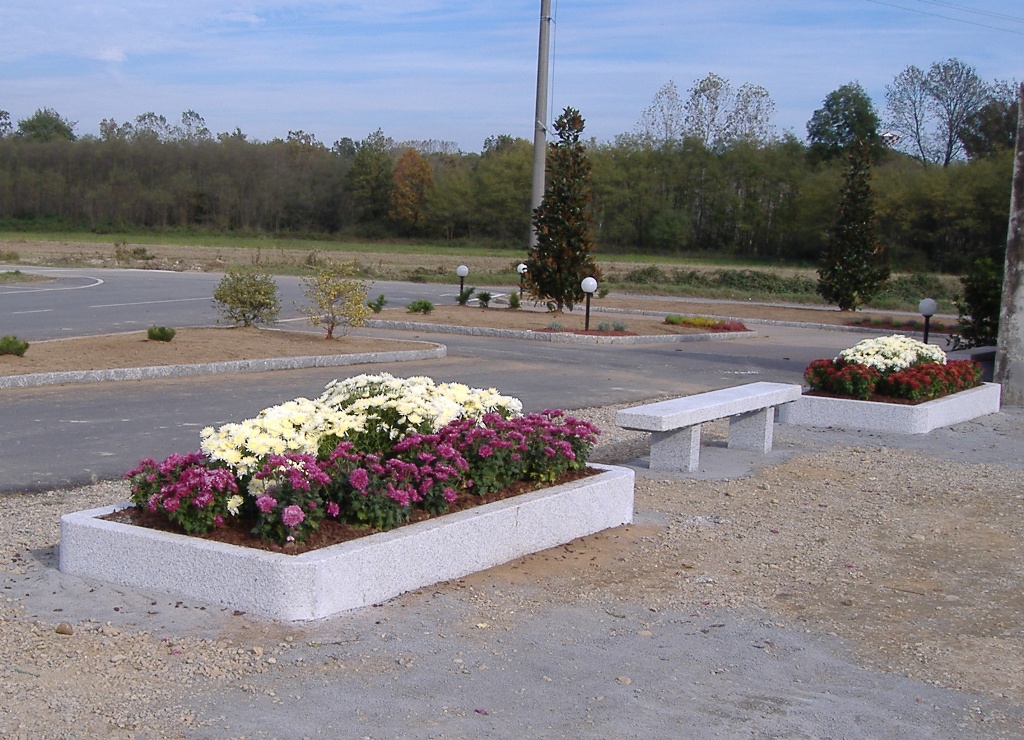 Ramella Graniti Fioriere, cordoli e panchine