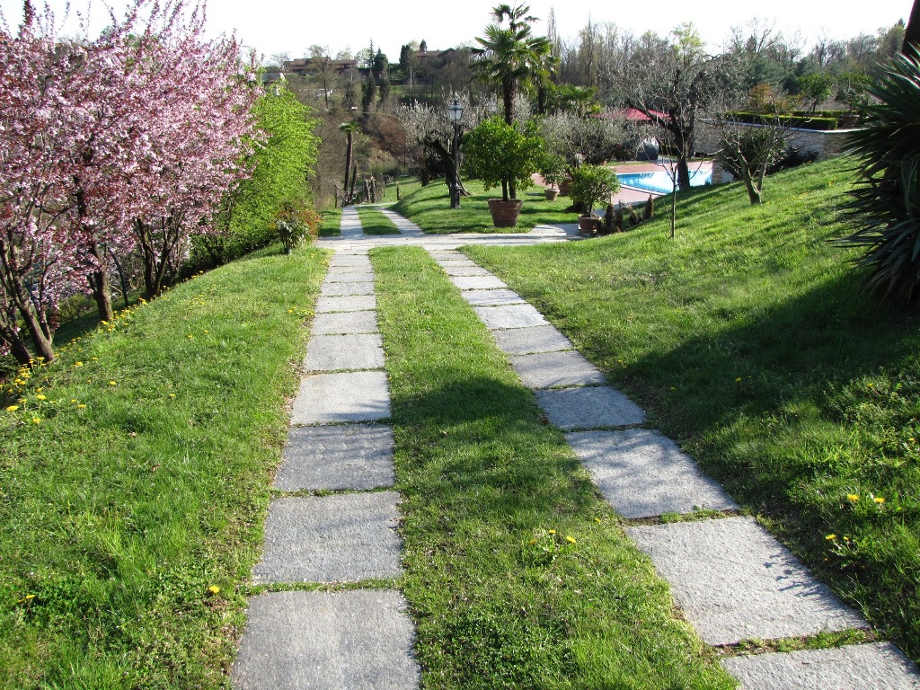 Ramella Graniti Luserna a corre a spacco naturale, coste rifilate a mano.