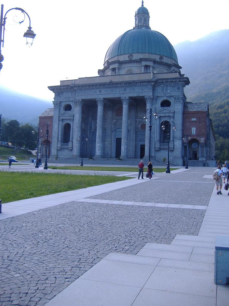 Ramella Graniti Santuario d'Oropa, Pavimentazione con cubetti in sienite.