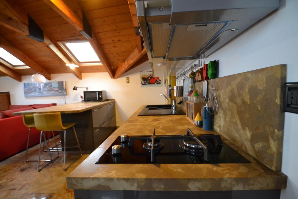 Ramella Graniti Piano cucina con penisola in Giallo Campidano.