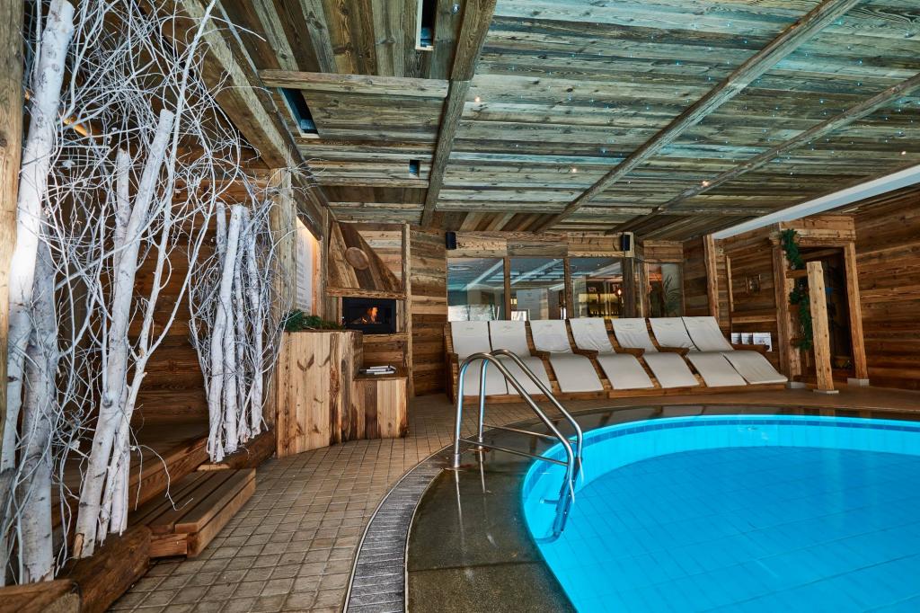 Ramella Graniti A- Restyling piscina con Griglia Sfioro, Hotel Gran Baita Courmayeur