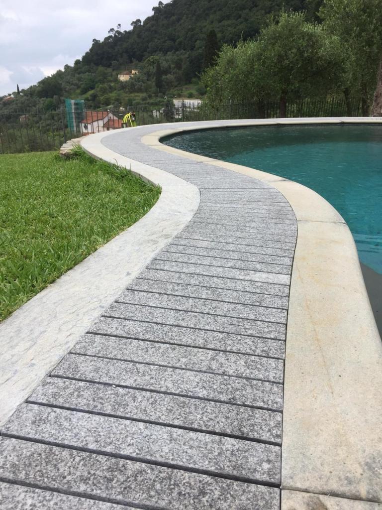 Ramella Graniti A - Restyling Villa Privata Chiavari con griglia sfioro in Nero Africa