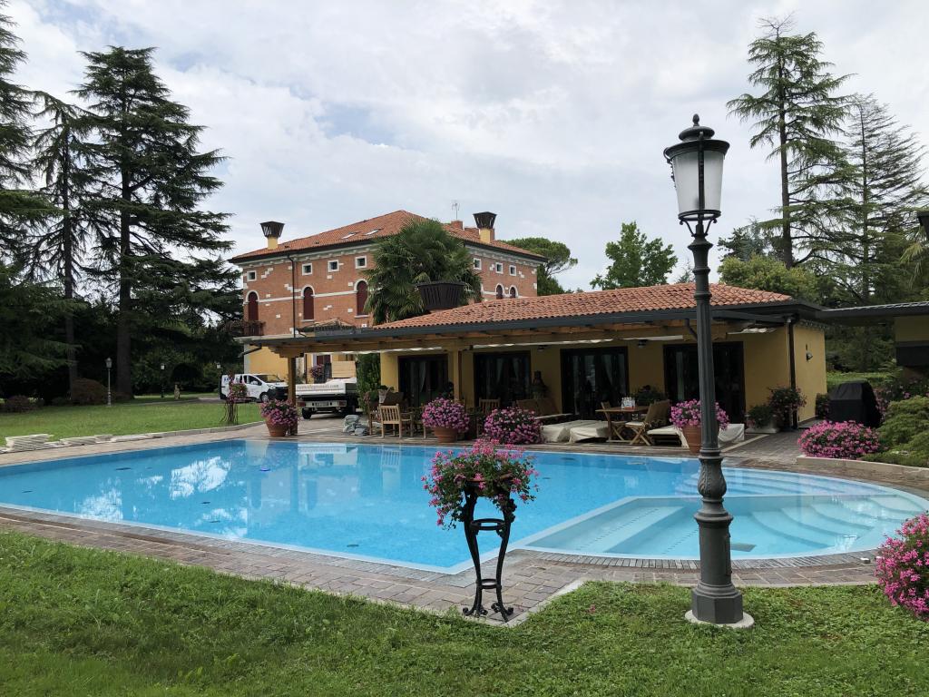 Ramella Graniti A- Restyling con griglia Sfioro in Verde Marina, piscina con scala romana.