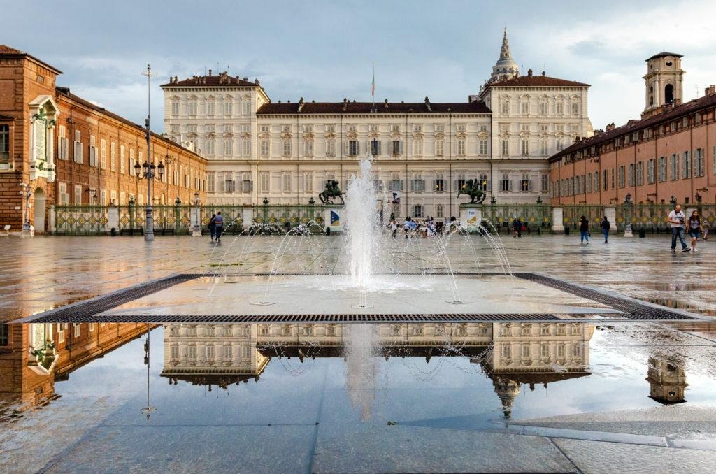 Ramella Graniti Fontana con giochi d'acqua in Sienite in Piazza Castello 