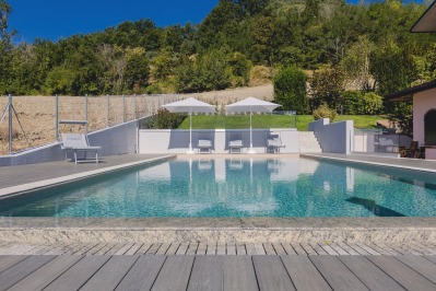 Ramella Graniti A- Progetto nuova piscina con griglia Sfioro in granito Giallo Bafico, villa privata sulle colline di Castrocaro (FC)