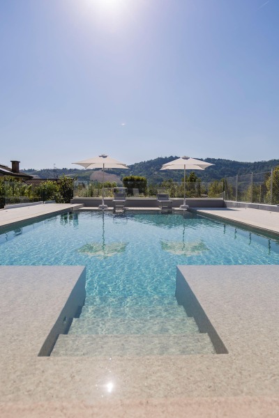 Ramella Graniti A- Progetto nuova piscina con griglia Sfioro in granito Giallo Bafico, villa privata sulle colline di Castrocaro (FC)
