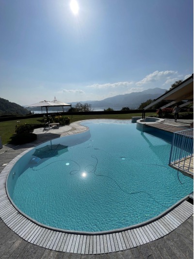 Ramella Graniti A- Restyling con griglia Sfioro in Luserna, piscina villa sul lago d'Orta