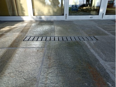 Ramella Graniti Sfioro CarGo pedestrian and vehicular stone grate, for private villa