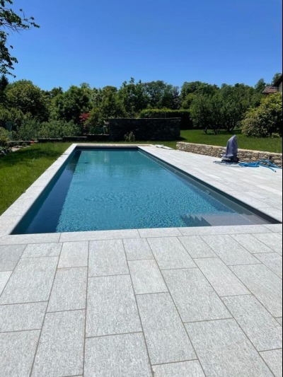 Ramella Graniti Nuova Piscina con bordo e  pavimentazione in Luserna, villa privata Pollone