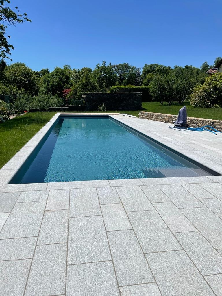 Ramella Graniti Nuova Piscina con bordo e  pavimentazione in Luserna, villa privata Pollone