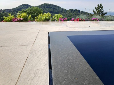 Ramella Graniti B- Progetto nuova piscina con bordo sfioratore in nero assoluto construction