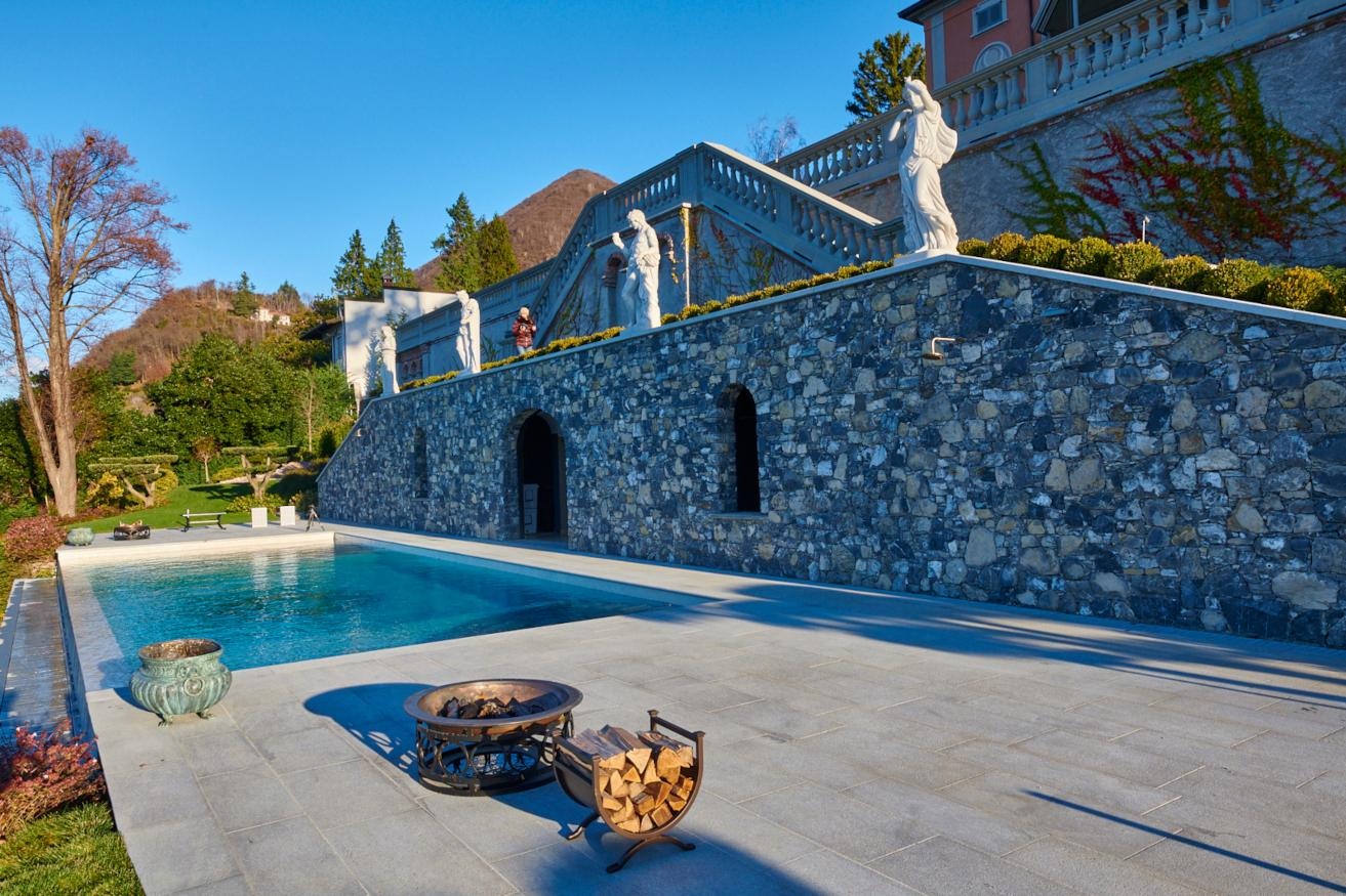 Ramella Graniti A- Progetto nuova piscina con griglia Sfioro in Luserna, villa privata Lago Maggiore