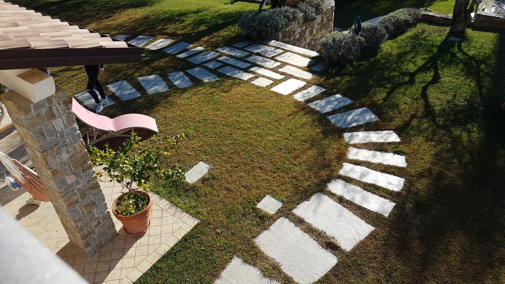 Ramella Graniti Luserna a correre a spacco naturale.