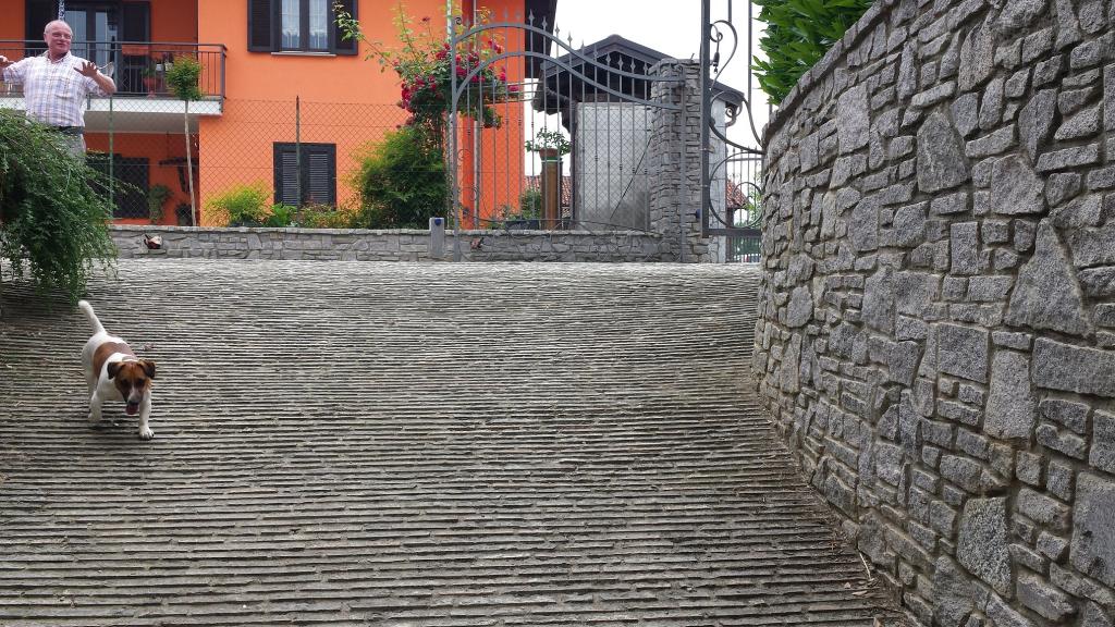 Ramella Graniti Pavimento rampa con spaccatello e muro con sfridi