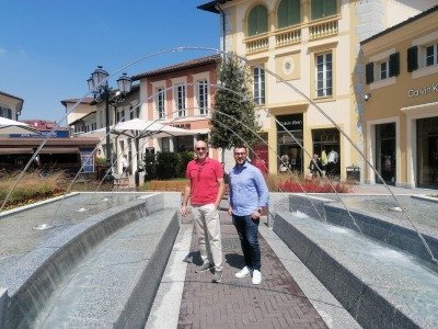 Ramella Graniti Fontana Outlet Serravalle con giochi d'acqua