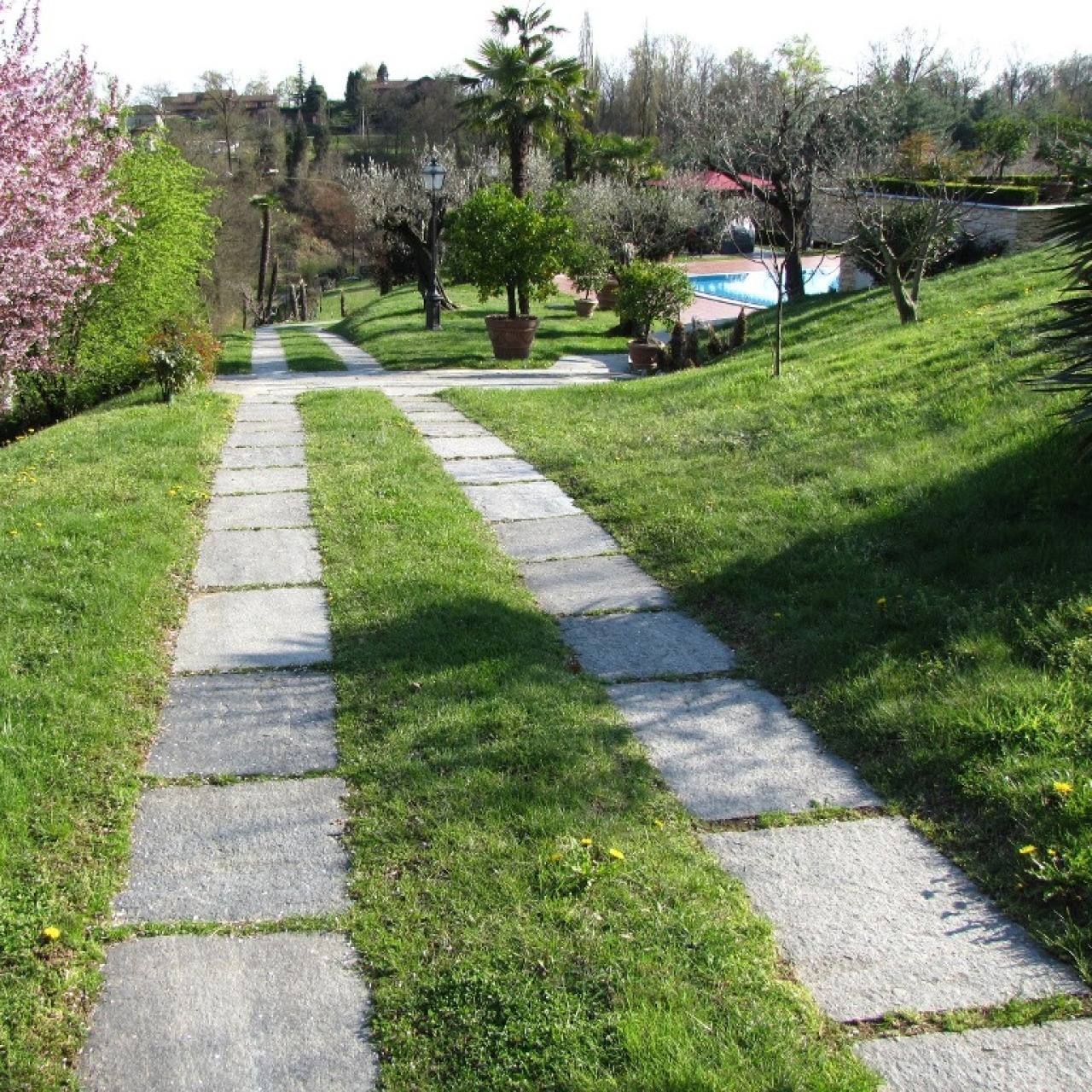 Ramella Graniti Luserna a corre a spacco naturale, coste rifilate a mano.