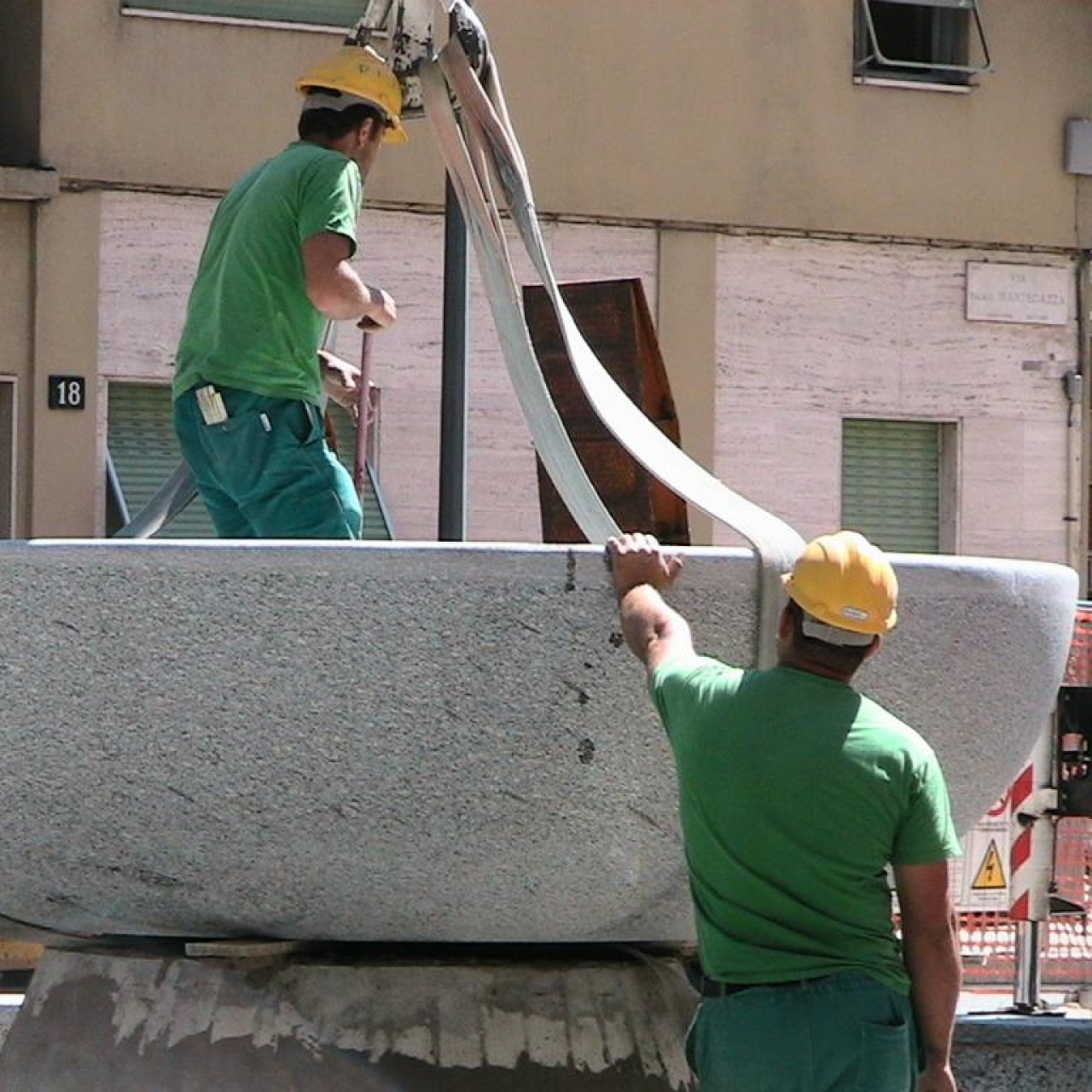 Ramella Graniti Vascone di 3 metri di diametro - posa