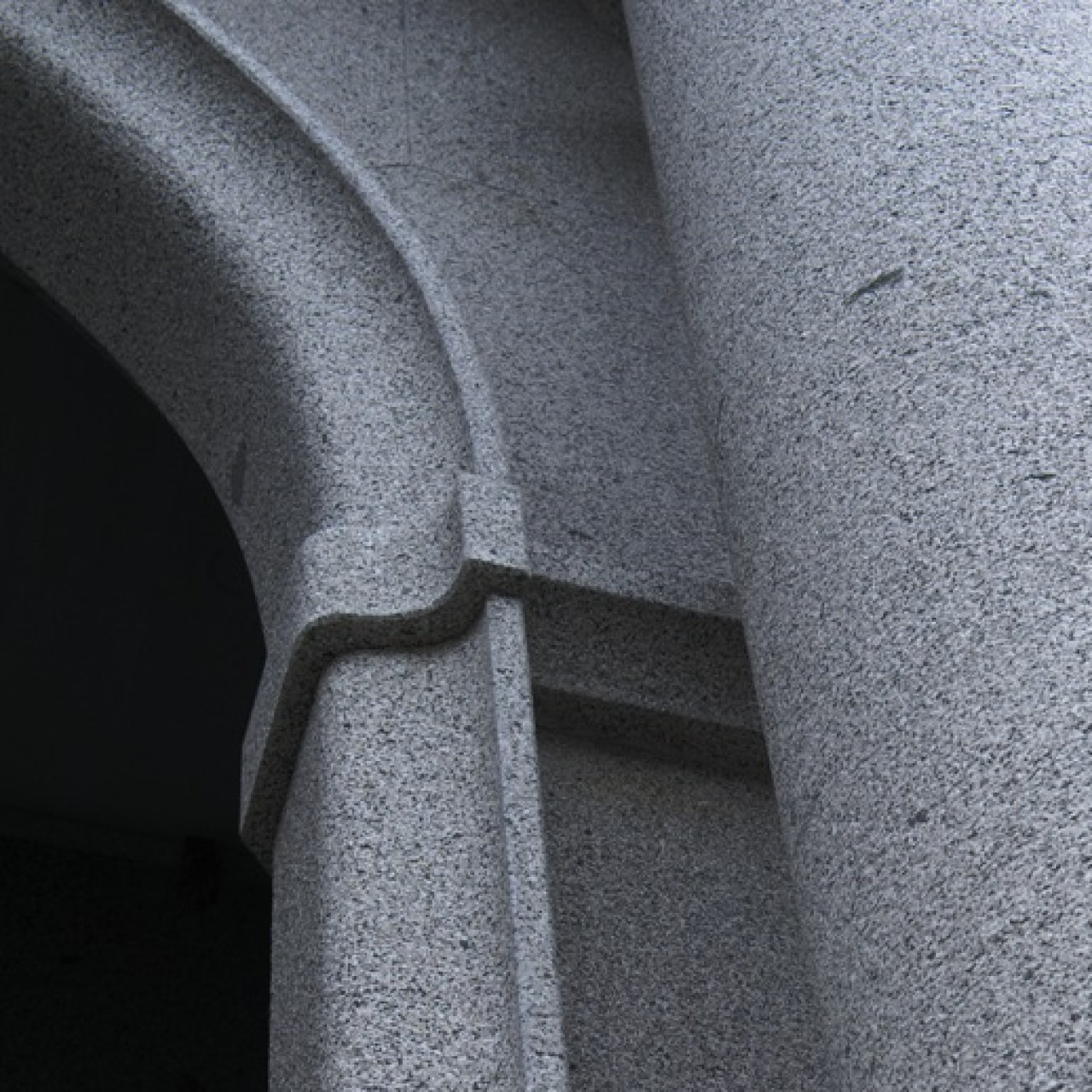 Ramella Graniti Edicola Osside particolare arco-colonna