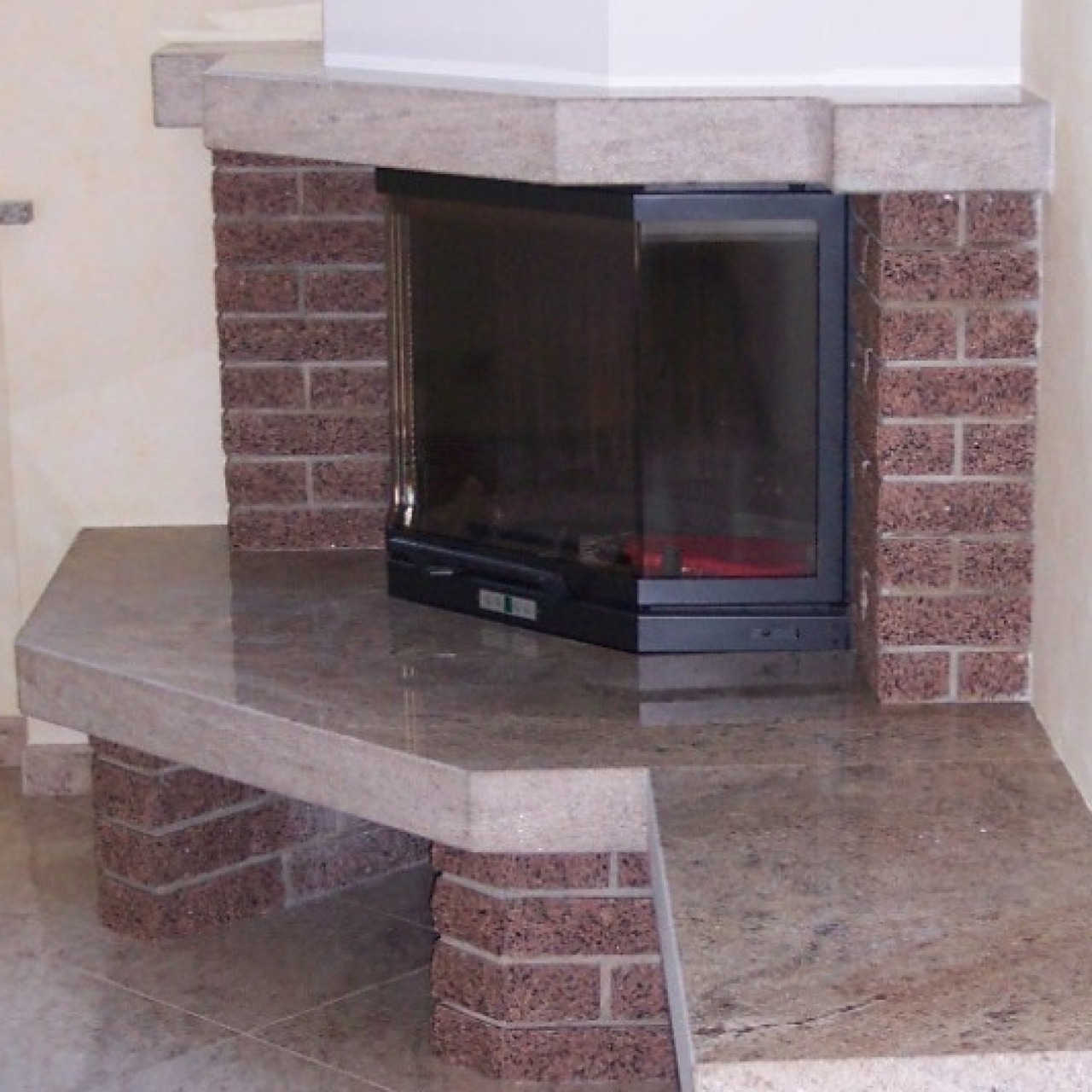 Ramella Graniti Caminetto in Sahara yellow e Rosa Monforte
