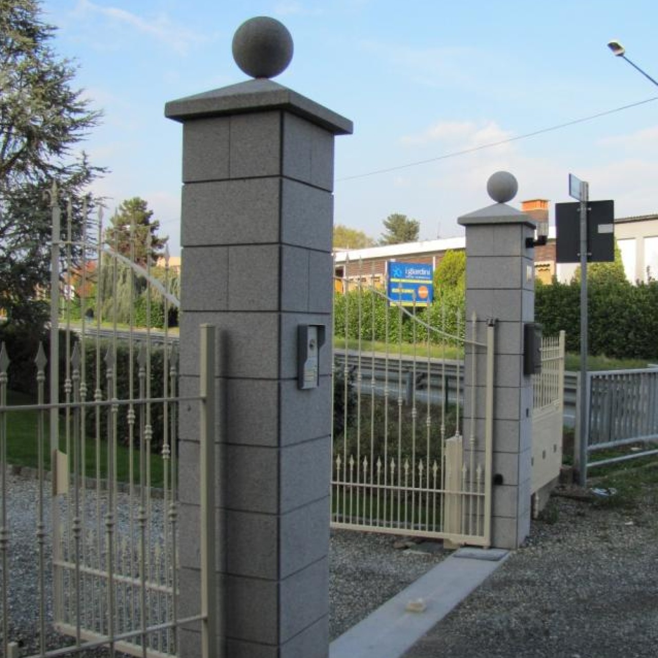 Ramella Graniti Capitello a punta di diamante con sfera.