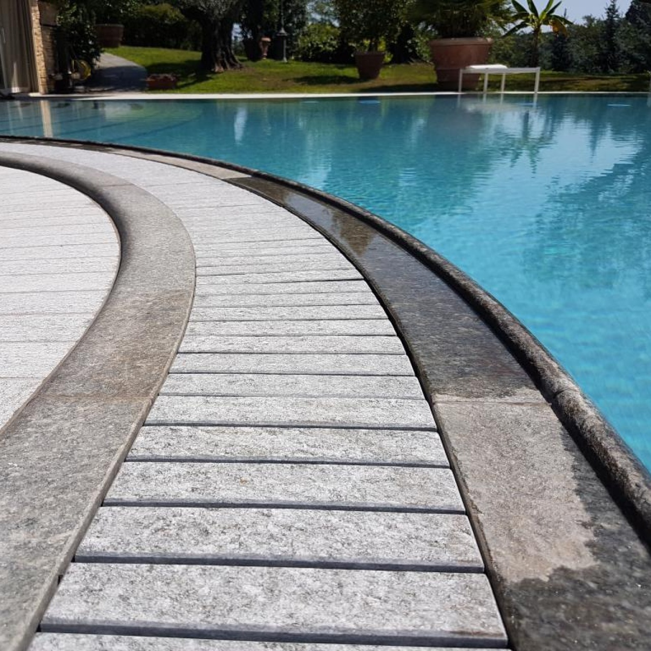 Ramella Graniti Restyling piscina a sfioro. Particolare griglia in pietra Sfioro 