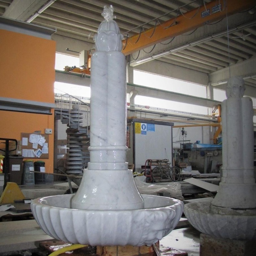 Ramella Graniti Realizzazioni Fontana con vasca scolpita in Marmo Bianco di Carrara