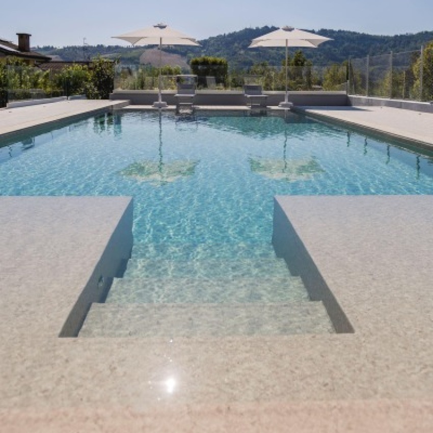 Ramella Graniti Realizzazioni A- Progetto nuova piscina con griglia Sfioro in granito Giallo Bafico, villa privata sulle colline di Castrocaro (FC)