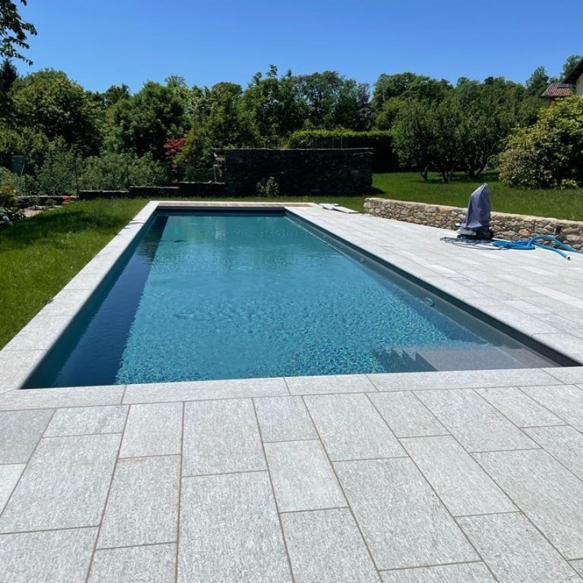 Ramella Graniti Realizzazioni Nuova Piscina con bordo e  pavimentazione in Luserna, villa privata Pollone