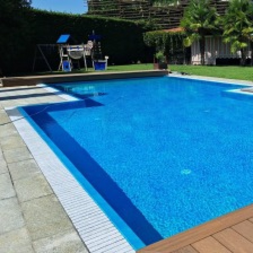 Ramella Graniti Realizzazioni A- Progetto nuova piscina con griglia Sfioro in pietra di Luserna, villa privata.