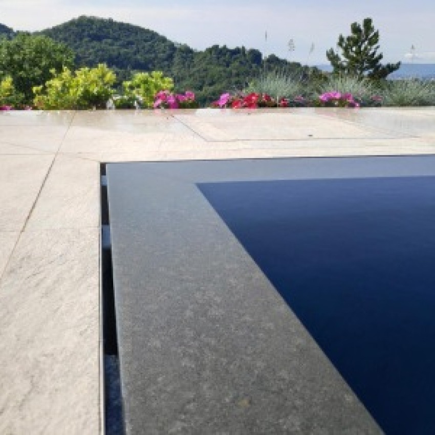 Ramella Graniti Realizzazioni B- Progetto nuova piscina con bordo sfioratore in nero assoluto construction
