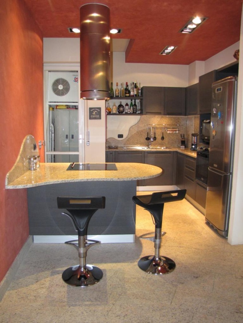 Piano cucina con schienale e penisola - Cucine - Top Cucine